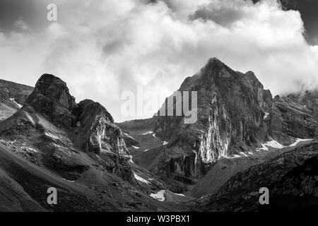 Vallon d'Ombrettola. Paesaggio di montagna bianco nero. Le Dolomiti, le Alpi italiane. Europa. Foto Stock