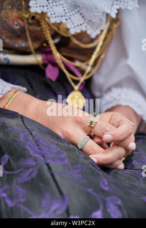 Una Donna vestita in tipico costume sardo con diverse ornamentali sardi gioielli d'oro. Tipico sardo. Foto Stock