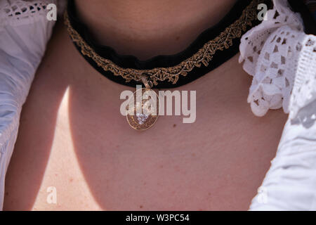 Una Donna vestita in tipico costume sardo con diverse ornamentali sardi gioielli d'oro. Tipico sardo. Foto Stock