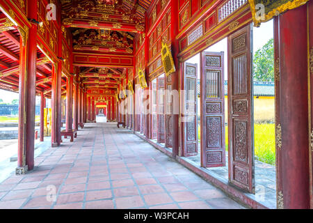 Incredibile corridoio di legno nella Proibita Imperiale Cittadella. Il posto che conduce ai palazzi dei re, funzionari feudali nel XIX secolo in tinta, V Foto Stock