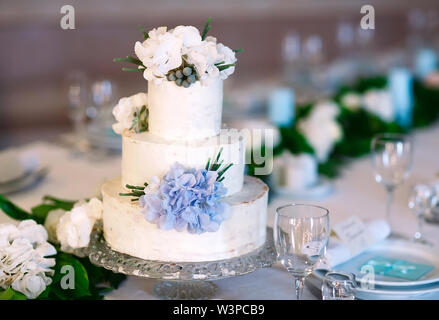 Torta di Nozze sul bianco tabella di nozze Foto Stock