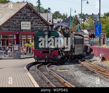 Ex South African ferrovie NGG16 Garratt classe 2-6-2+2-6-2 n. 143 entra Porthmadog stazione sul Welsh Highland Railway Foto Stock