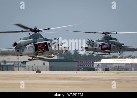 Stati Uniti Marine Corps UH-1Y Hueys assegnato a mezzo marino Tiltrotor Squadron (VMM) 264 prepara per l'atterraggio durante un homecoming ricevimento al Marine Corps Air Station New River, North Carolina, luglio 14, 2019. Marines e marinai con VMM-264 restituito da una distribuzione con il ventiduesimo Marine Expeditionary Unit. (U.S. Marine Corps foto di Cpl. Cody Rowe) Foto Stock