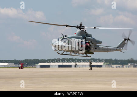 Un U.S. Marine Corps UH-1Y Huey assegnato a mezzo marino Tiltrotor Squadron (VMM) 264 prepara per l'atterraggio durante un homecoming ricevimento al Marine Corps Air Station New River, North Carolina, luglio 14, 2019. Marines con VMM-264 restituito da una distribuzione con il ventiduesimo Marine Expeditionary Unit. (U.S. Marine Corps foto di Cpl. Cody Rowe) Foto Stock