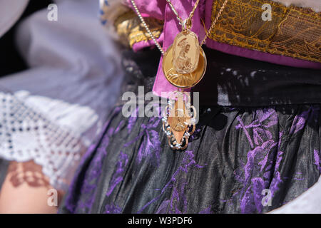 Una Donna vestita in tipico costume sardo con diverse ornamentali sardi gioielli d'oro. Tipico sardo. Foto Stock