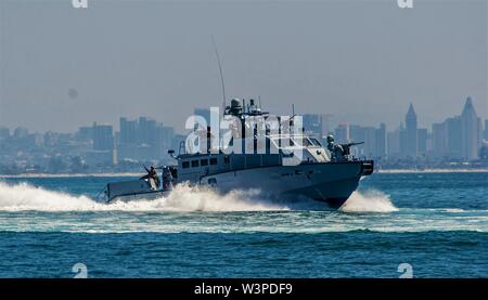 190709-N-NT795-979 SAN DIEGO (luglio 9,2019) Costiera squadrone fluviale 3 MKVI motovedetta conduce a livello dell'unità formazione al largo di San Diego. La costiera forza fluviale è un nucleo Navy la funzionalità che fornisce e porta di sicurezza del porto e ad alto valore di sicurezza degli asset e le operazioni di sicurezza marittima in zone costiere e le vie navigabili interne. (U.S. Navy Foto di Capo di Boatswain Mate Doromal Nelson Jr) Foto Stock