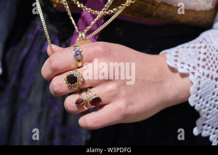 Una Donna vestita in tipico costume sardo con diverse ornamentali sardi gioielli d'oro. Tipico sardo. Foto Stock