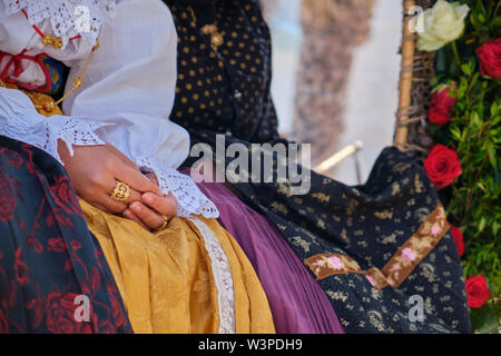 Una Donna vestita in tipico costume sardo con diverse ornamentali sardi gioielli d'oro. Tipico sardo. Foto Stock