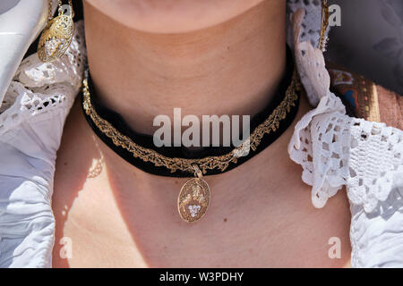 Una Donna vestita in tipico costume sardo con diverse ornamentali sardi gioielli d'oro. Tipico sardo. Foto Stock