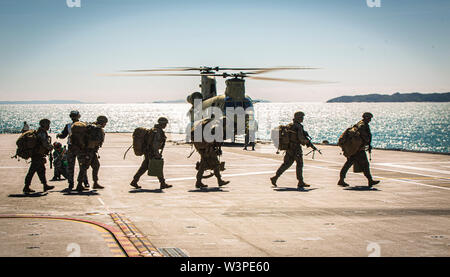 Stati Uniti Marines con il Marine forza rotazionale - Darwin il combattimento a terra carico elemento un CH-47 Chinook durante un raid antenna esercizio come una parte di esercizio talismano Sabre 19 a Shoalwater Bay Area Formazione, Queensland, Australia, 16 luglio 2019. Talisman Sabre è una multinazionale esercizio detenute dagli Stati Uniti e da forze australiano per migliorare le operazioni integrate e le alleanze tra le nazioni. (U.S. Marine Corps photo by Lance Cpl. Nicholas Filca) Foto Stock