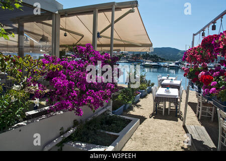 Neos Marmaras, Grecia, 30 maggio 2019. Una vista di una tranquilla città porto e ristorante sulla costa. Neos Marmaras è in Sithonia sulla penisola di Halki Foto Stock