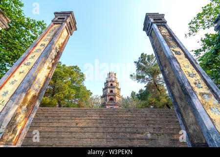 Thien Mu Pagoda in Hue City, Vietnam. Si tratta di antichi templi dal XIX secolo ad oggi e anche spirituale attrazioni turistiche in tinta Foto Stock