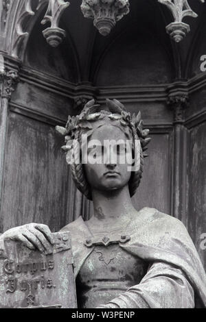 Statua di Themis, la bilancia della giustizia e la lettera della legge. Themis nella mitologia greca la dea della giustizia. Praga Foto Stock