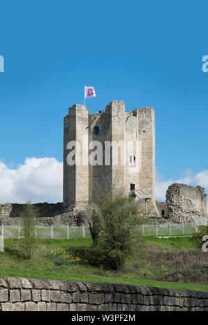 Conisbrough Castle, Conisbrough, South Yorkshire, Regno Unito 17 aprile 2016 il castello medievale che sorge tra Rotherham e Doncaster è ora in ca Foto Stock