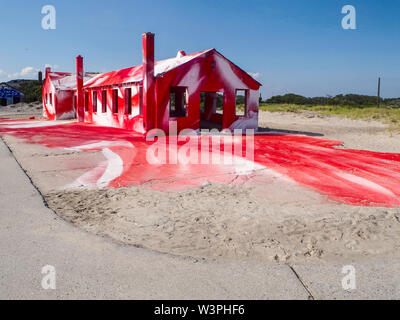 New York, Stati Uniti - 6 Luglio 2016 - Installatión dell'Artis Katharina Grosse in Rockaway Beach Foto Stock