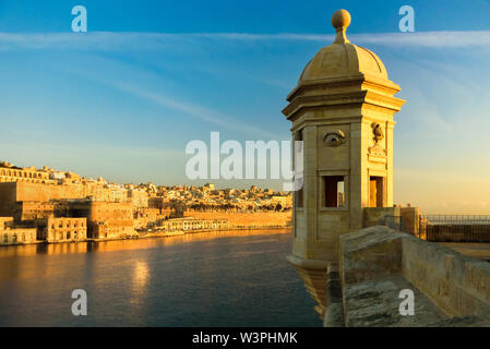 Vista la Valletta da Gardjola Gardens, Senglea, Malta Foto Stock