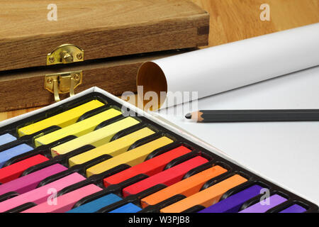 Artista multicolore di chalk pastelli, cartuccia di carta e scatola di legno Foto Stock