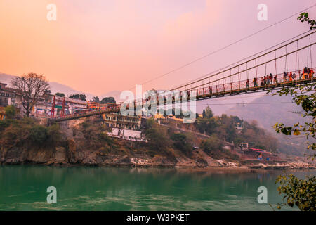 Vista del fiume Ganges e Lakshman Jhoola (ponte) in Rishikesh India Foto Stock