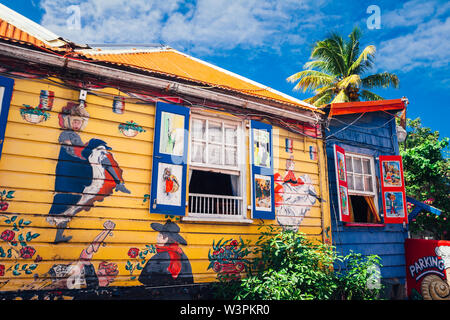 Sint Maarten / Caraibi / Paesi Bassi - gennaio 23.2008: vista la coloratissima casa in legno con dipinti unici. Foto Stock