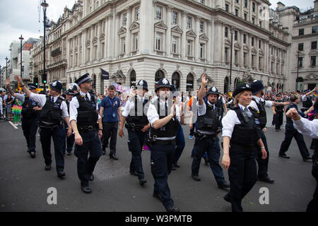 LONDON, Regno Unito - 6 Luglio 2019: gli ufficiali di polizia prendere parte all'annuale Gay Pride marzo nel centro di Londra Foto Stock
