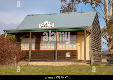 Tradizionale era coloniale Bootmaker store nello storico villaggio di Bothwell,Tasmania, Australia Foto Stock