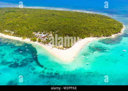 Bellissima isola tropicale in tempo soleggiato, vista da sopra. Daco isola, Filippine. Spiaggia di sabbia bianca e laguna turchese. Foto Stock