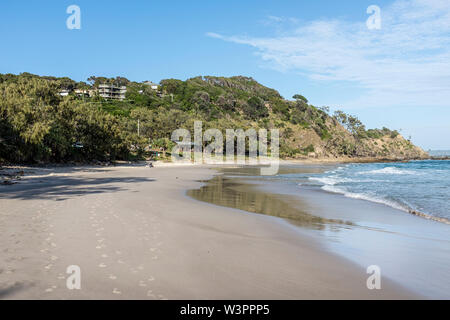 Wategos Beach Byron Bay, NSW, Australia. Una riparata spiaggia sabbiosa è popolare per il surf, nuoto, paddle boarding e picnic Foto Stock