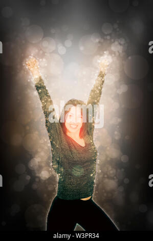 Migliorate digitalmente immagine di un successo. Sorridente giovane donna solleva il suo braccio su sfondo bianco Foto Stock