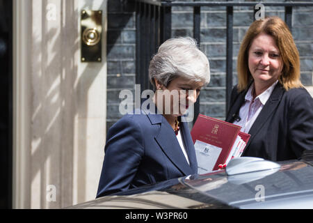 Londra, Regno Unito. 17 Luglio, 2019. Il primo ministro Theresa Maggio lascia 10 di Downing Street per frequentare il primo ministro di domande nella casa di Commons. Credito: Mark Kerrison/Alamy Live News Foto Stock