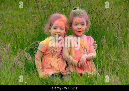 Battaglia di vernice con farina di mais vernice Foto Stock