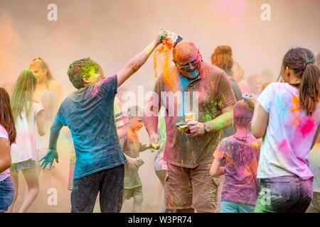 Battaglia di vernice con farina di mais vernice Foto Stock