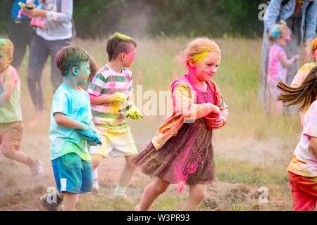 Battaglia di vernice con farina di mais vernice Foto Stock