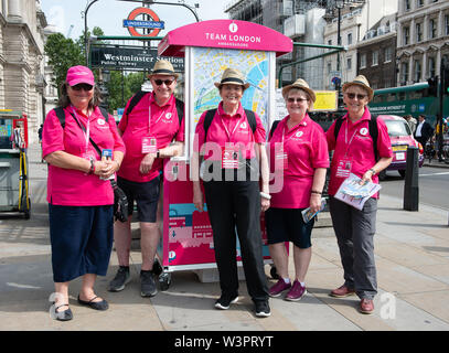 Westminister, Londra, Regno Unito. 17 Luglio, 2019. Team di Ambasciatori di Londra arrivano a Belfast. Il team di Londra è sindaco Sadiq Khan del programma di volontariato. Il team di volontari di Londra saranno in nove posizioni su Londra per i prossimi sei settimane di aiutare il turista con le query e distribuisce le mappe di Londra. Credito: Alamy Live News Foto Stock