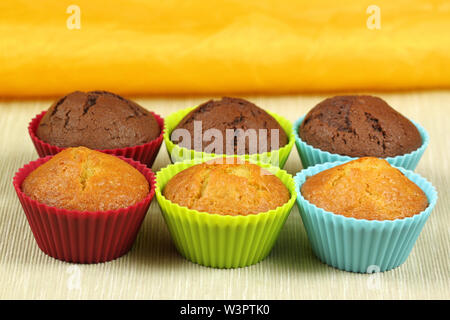 Deliziose tortine in stampi colorati - bianco e nero torte Foto Stock