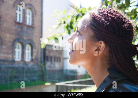 Razza mista bella ragazza godendo della sua città passeggiata, giorno d'estate. Outdoor Concept. Foto Stock