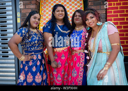 4 bellissime donne Indù attendono gli arrivi dello sposo e della sposa prima di un tradizionale matrimonio induista in Ozone Park, Queens, a New York City. Foto Stock