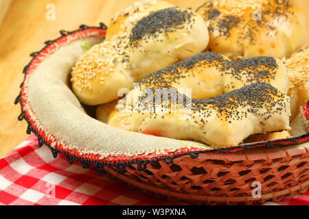 Freschi di diversi tipi di pane ricoperta di semi nel cestello. Foto Stock