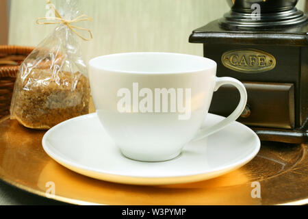 Vuoto bianco tazza di caffè con zucchero di canna e macinacaffè Foto Stock