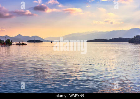 Mattina colorato paesaggio marino di Nydri bay, dal lato est di Lefkada island, Grecia, l'Europa. Foto Stock