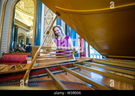 Londra, Regno Unito. 17 luglio 2019. Un 1856 grand piano fornito a lei per utilizzo in camere di stato - Queen Victoria Palace una mostra speciale in questo anno di apertura estiva di Buckingham Palace per contrassegnare il duecentesimo anniversario della nascita della regina Victoria. Si va dal 20 luglio - 29 settembre 2019 e racconta la storia di come il giovane monarca girato un odiosa royal residence nel centro della vita sociale, culturale e di vita ufficiale del paese. Credito: Guy Bell/Alamy Live News Foto Stock