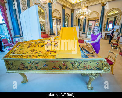 Londra, Regno Unito. 17 luglio 2019. Un 1856 grand piano fornito a lei per utilizzo in camere di stato - Queen Victoria Palace una mostra speciale in questo anno di apertura estiva di Buckingham Palace per contrassegnare il duecentesimo anniversario della nascita della regina Victoria. Si va dal 20 luglio - 29 settembre 2019 e racconta la storia di come il giovane monarca girato un odiosa royal residence nel centro della vita sociale, culturale e di vita ufficiale del paese. Credito: Guy Bell/Alamy Live News Foto Stock