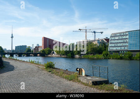 24.06.2019, Berlino, Germania, Europa - Vista di nuovi edifici sulle rive del fiume Sprea nel distretto di Friedrichshain-Kreuzberg. Foto Stock