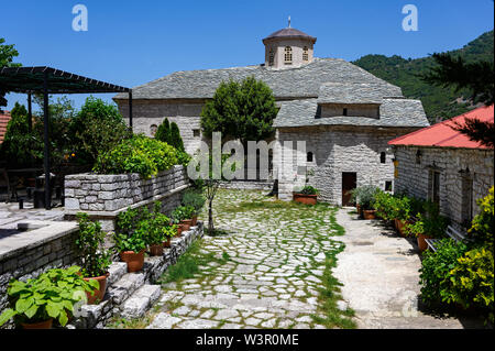 Vista del monastero di Spilia presso la regione Argithea in Tessaglia, Grecia Foto Stock