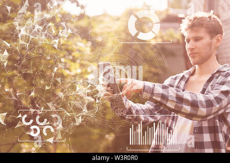 Utilizzando la moderna tecnologia gadget nel giardino con linee e punti Foto Stock