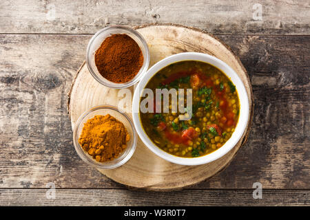 Indian zuppa di lenticchie dal (dhal) in una ciotola sul tavolo in legno.Vista Superiore Foto Stock