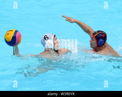 (190717) -- GWANGJU, luglio 17, 2019 (Xinhua) -- egli di spedizione (R) della Cina difende durante l'uomo beach waterpolo exhibition match tra Cina e Argentina a Campionati del Mondo di nuoto FINA a Gwangju, Corea del Sud il 17 luglio 2019. (Xinhua/Li pista) Foto Stock