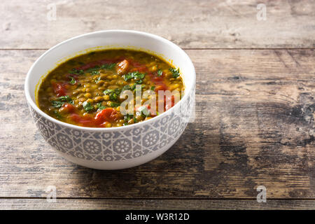 Indian zuppa di lenticchie dal (dhal) in una ciotola sul tavolo di legno. Copyspace Foto Stock