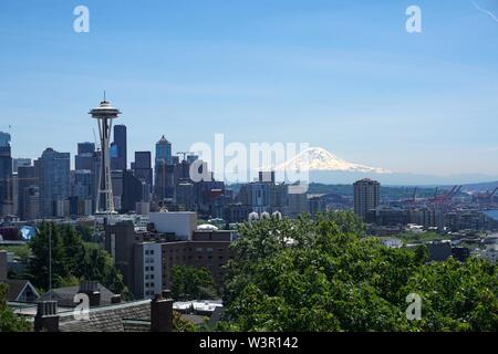 Lo skyline di Seattle con il Monte Rainier in background Foto Stock