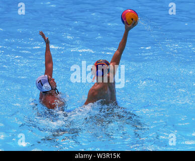 (190717) -- GWANGJU, luglio 17, 2019 (Xinhua) -- Li Lun (R) della Cina compete durante gli uomini's beach waterpolo exhibition match tra Cina e Argentina a Campionati del Mondo di nuoto FINA a Gwangju, Corea del Sud il 17 luglio 2019. (Xinhua/Li pista) Foto Stock