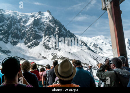 Chamonix, Francia - 18/06/2019: persone in attesa per una gondola fino a Aiguille du Midi in piano de l'Aiguille stazione intermedia Foto Stock